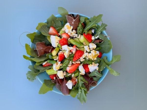 Spargelsalat mit Rehschinken, Erdbeeren und Ziegenkäse