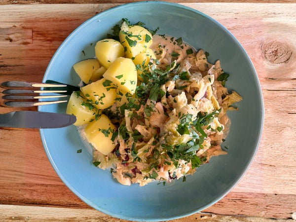 Wirsingpfanne mit Wildschweinknacker und Senfrahm