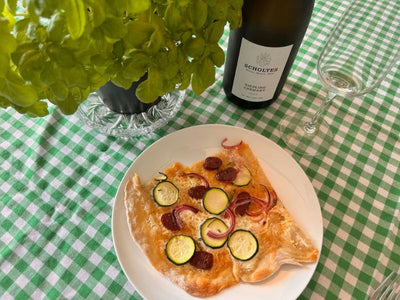 Rezept: Flammkuchen mit Chili Reh-Knacker, roten Zwiebeln und Zucchini