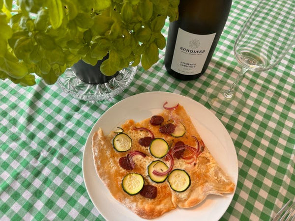 Rezept: Flammkuchen mit Chili Reh-Knacker, roten Zwiebeln und Zucchini